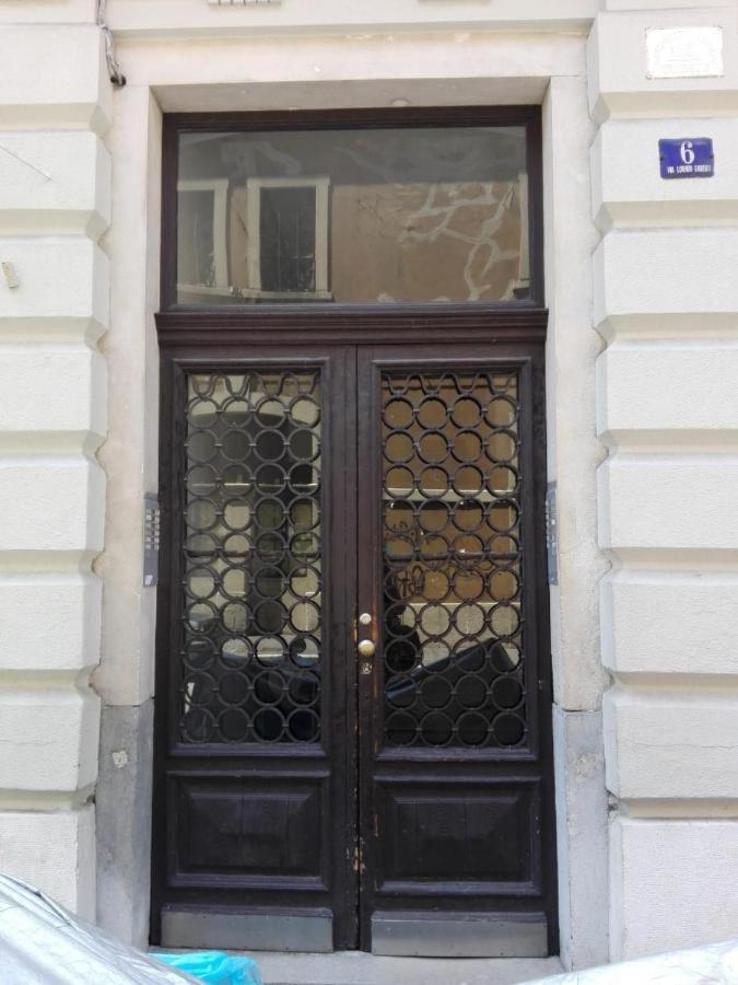 Elegante Appartamento Vicino Alla Stazione - Gold Trieste Luaran gambar